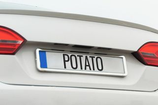 Vylepšil jsem si auto samolepkou s názorem. Na STK mě donutili ji sundat, jinak bych neprošel - Médium.cz